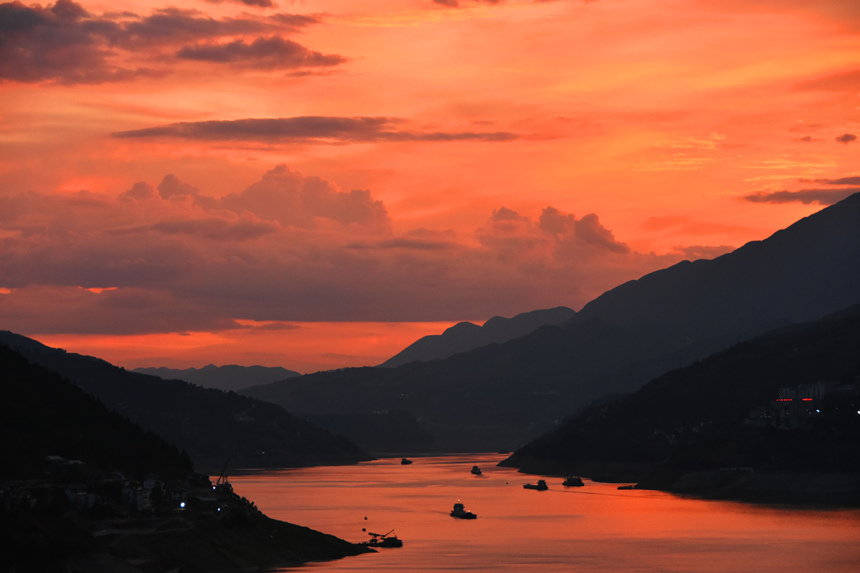 晚霞映照在長江與大寧河交匯的寬闊湖面。王忠虎攝