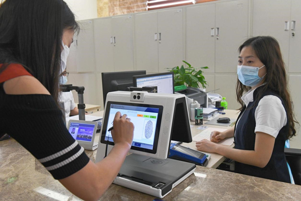 在江北區不動產登記中心，業務人員正在辦理“不動產+電力”過戶業務。馮勝嵐攝