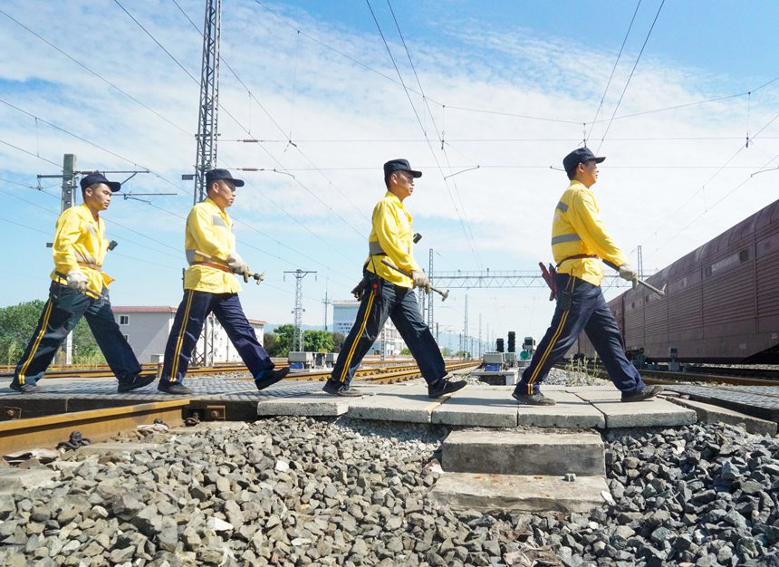 8月9日，重慶西車輛段貨車檢車員整隊出發。劉彪攝