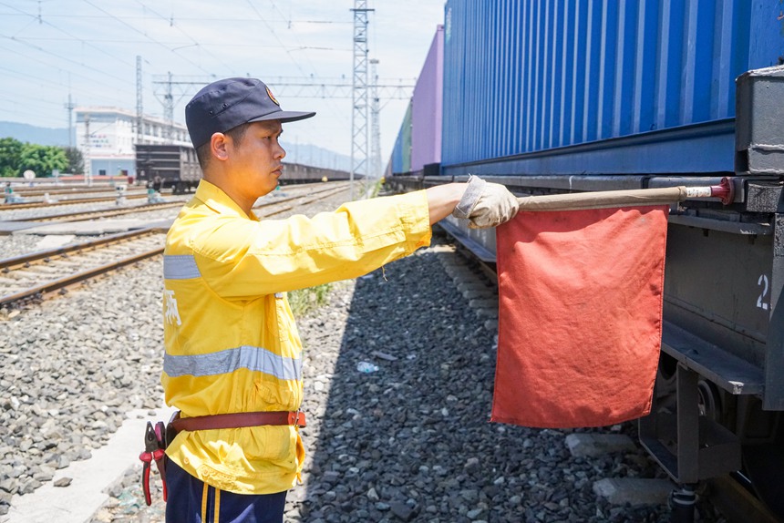 8月9日，重慶西車輛段貨車檢車員正在插設紅旗準備作業。劉彪攝