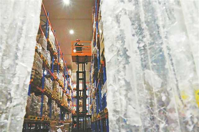 7月27日，沙坪壩區某物流公司的凍庫，工作人員正在對冷鏈食物進行理貨分揀。實習生 劉旖旎 攝\視覺重慶