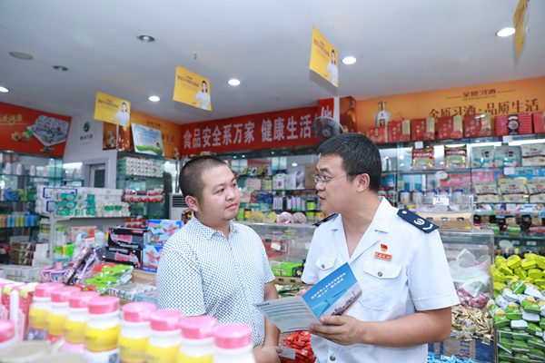 重慶市江津區稅務局派出人員上門宣傳社保費緩繳政策。趙飛攝