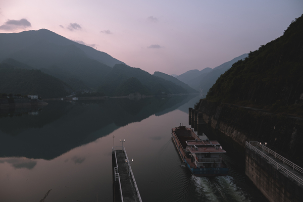 夜間過壩船只駛出電站通航系統。廖唯攝