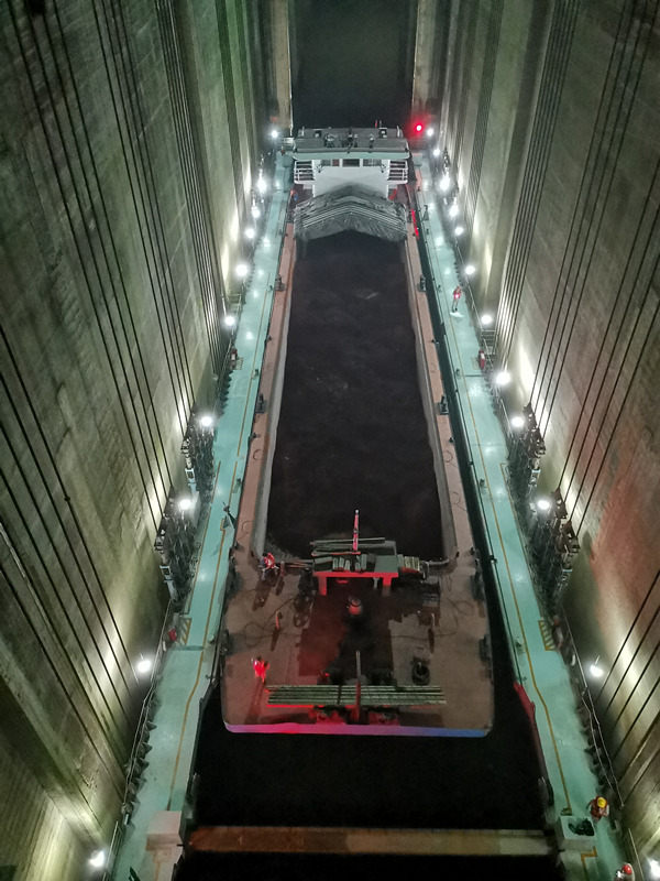 夜航船只駛入升船機系統。廖唯攝