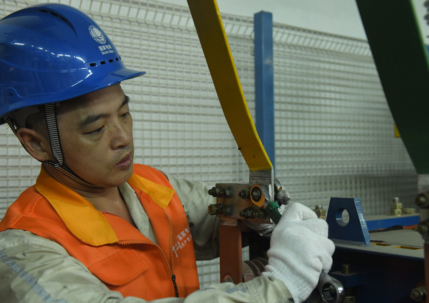 8月10日晚，國家電網紅巖（璧山運檢）共產黨員服務隊隊員在110千伏大路變電站檢修4號電容器。周毅攝