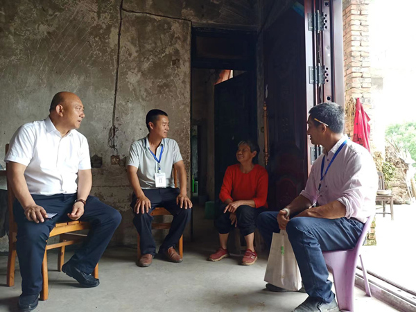 居民議事代表走訪村民。李渡街道供圖