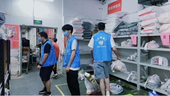 “小暖南”青年志愿者在行動。共青團南岸區委供圖