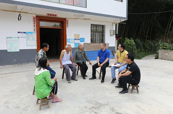 了解村民需求。胡瑾攝