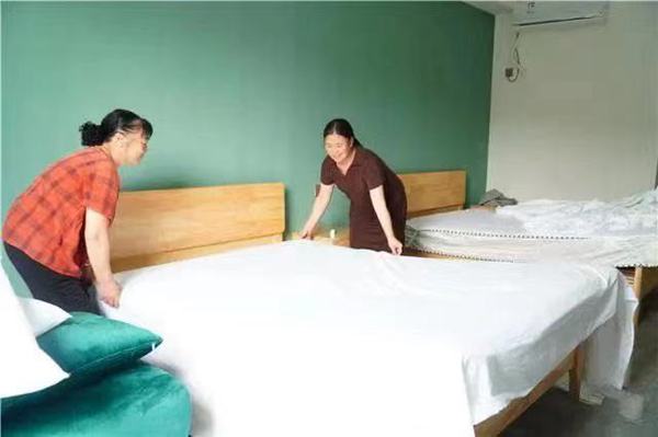 打掃民宿客房。謝清城攝