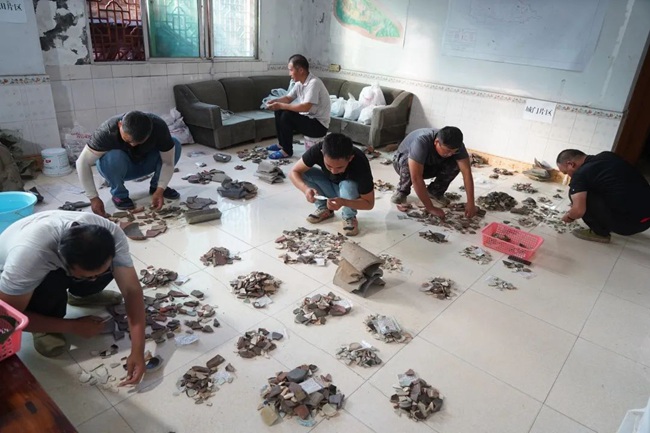 文物拼對修復。重慶市文物考古研究院供圖