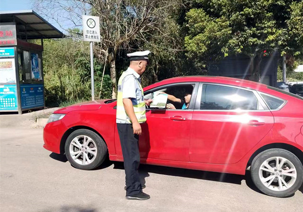 勸導員發放宣傳單進行防火宣傳。香爐山街道供圖