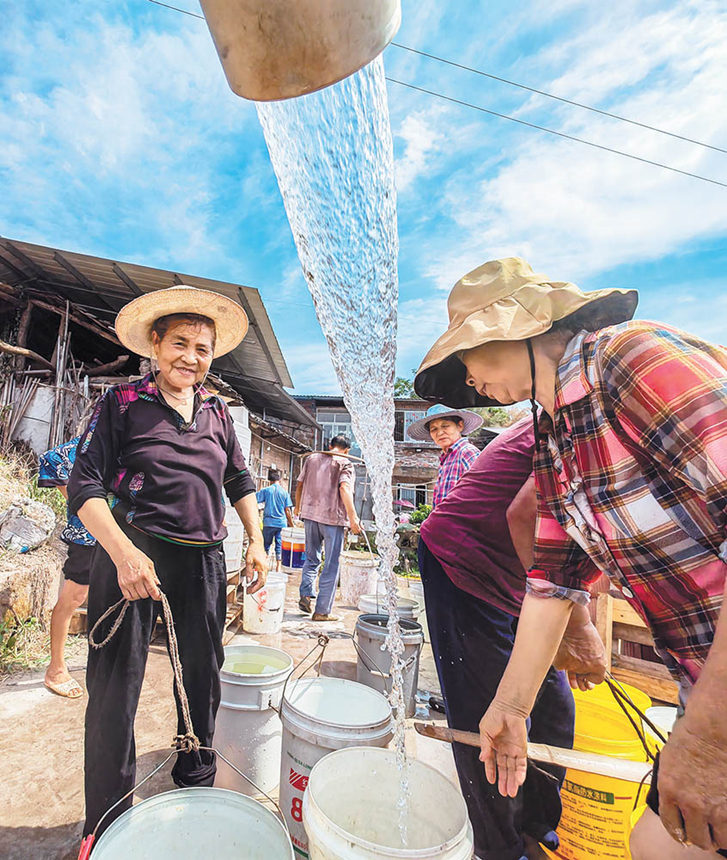 8月15日，北碚區澄江鎮五一村甘家山，村民在集中供水點取水。我市各區縣因地制宜采取蓄水保水、補充水源、分片分區輪流供水及應急送水等抗旱應急措施，保障群眾生活生產用水。首席記者 龍帆 實習生 尹詩語 攝/視覺重慶