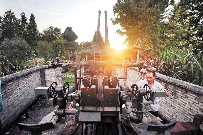 8月16日，石柱石家鄉黃龍村人工增雨炮場，高炮操作人員正在檢查設備。記者 巨建兵 攝/視覺重慶