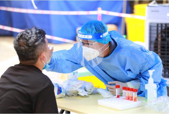 為居民做核酸檢測。重慶醫藥高等?？茖W校附屬第一醫院供圖