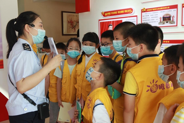 北碚區稅務人員給小朋友們講解稅收發展歷程。楊勝男攝