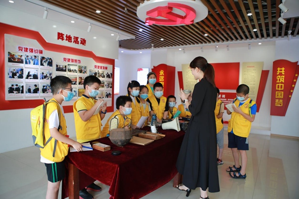 小朋友們聽工作人員講述老物件背后的稅收故事。楊勝男攝