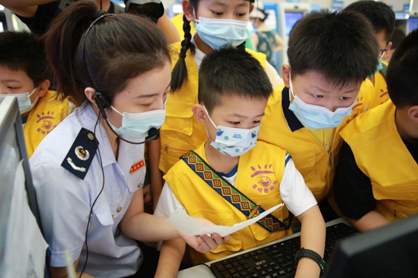 稅務人員教小朋友查驗發票真假。楊勝男攝