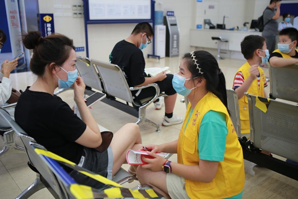 在辦稅服務廳，小朋友們現場采訪辦稅人員。郭睿攝