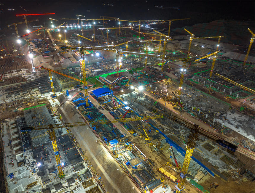 東站項目部采取錯峰作業方式，保障施工進度和員工安全。郭旭攝