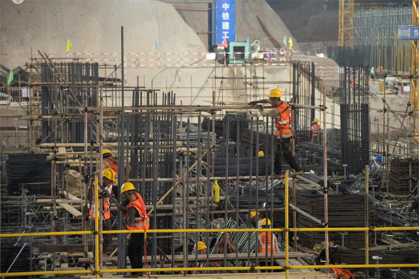 夜色下，重慶東站項目施工現場一片火熱。郭旭攝