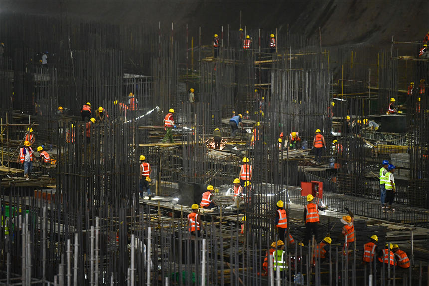 東站項目部采取錯峰作業方式，保障施工進度和員工安全。郭旭攝