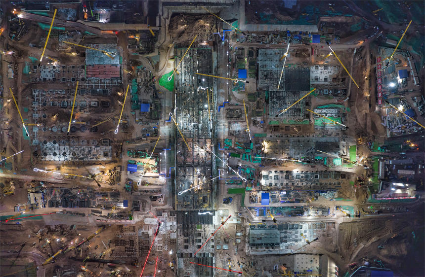 東站項目部采取錯峰作業方式，保障施工進度和員工安全。郭旭攝