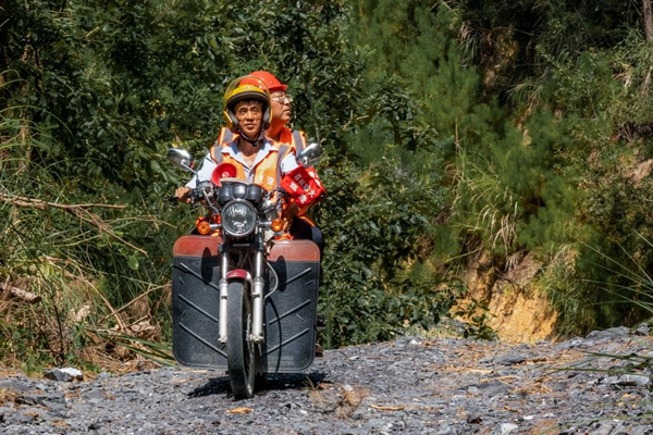 白馬鎮護林員開展森林防火巡查工作。武隆區白馬鎮供圖