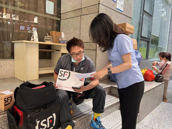 工作人員為快遞人員介紹專屬商業養老保險。中國人壽重慶市分公司供圖