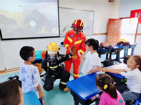 小朋友們接受安全自護教育。共青團綦江區委供圖