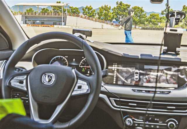 八月十七日，自動駕駛車輛正在進行行人橫穿場景測試。