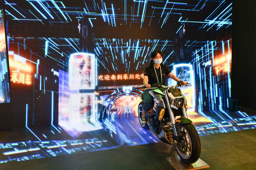 在2022智博會重慶展館內，體驗XR擴展現實拍攝技術。鄒樂攝