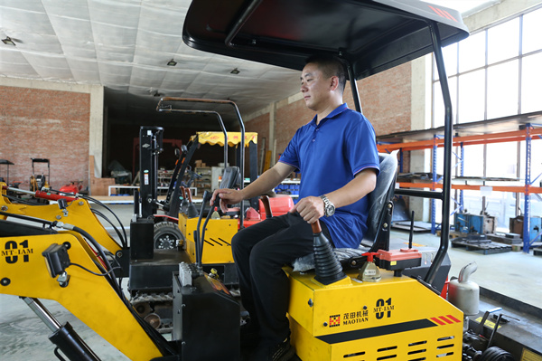 電汽工程師蔣洪濤正在優化測試MT-IAM 01型設備。熊輝攝