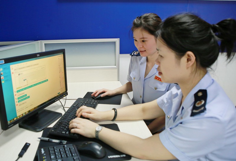 重慶市北碚區二級12366納稅繳費服務熱線工作人員通過稅企QQ群，遠程協助納稅人辦理留抵退稅申請。楊蔓攝