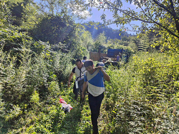 工作人員搭建水管引水源。巫溪縣委宣傳部供圖