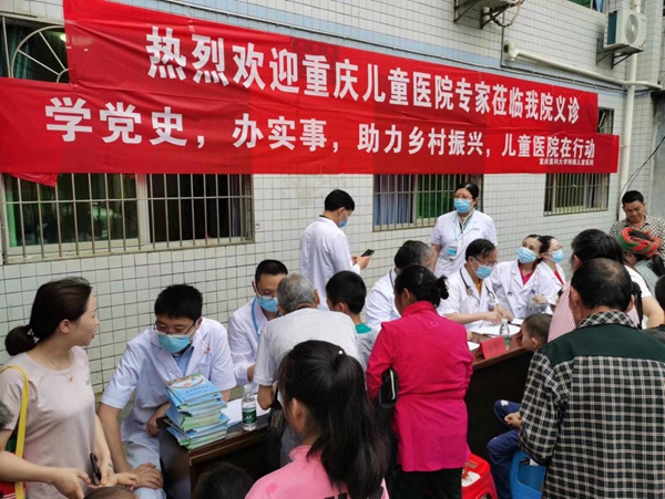 組織醫療專家到村開展義診服務（資料圖）。受訪者供圖