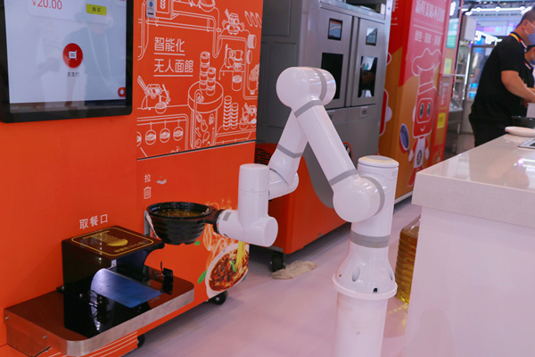 “智廚娘”機器人制作牛肉面。胥世鵬攝