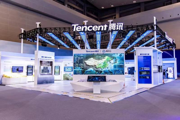 在騰訊西南總部展區，產業互聯網、智慧交通、智能制造、騰訊云智能等多個領域的前沿科技集中亮相。重慶市稅務局供圖