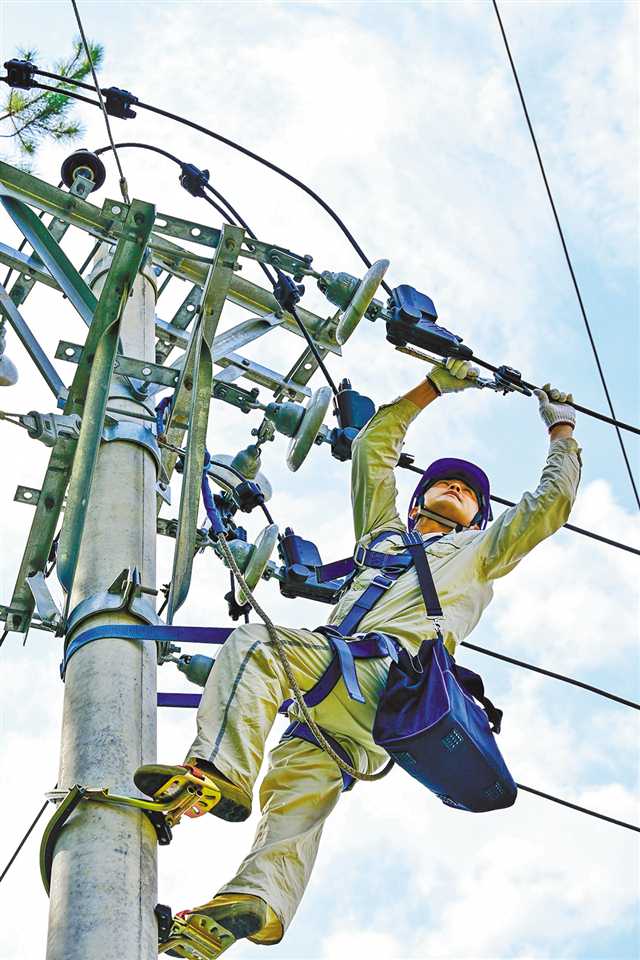 酉陽土家族苗族自治縣鐘多街道梁家堡村，國網酉陽供電公司工作人員冒著酷暑高溫巡視輸電線路，全力保障電力有序供應。通訊員 邱洪斌 攝/視覺重慶