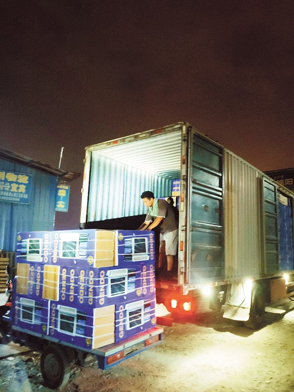 8月23日，重慶高新區綜合執法局組織了近千臺水風扇，連夜運抵科學城各核酸檢測點。通訊員 潘勇 攝/視覺重慶