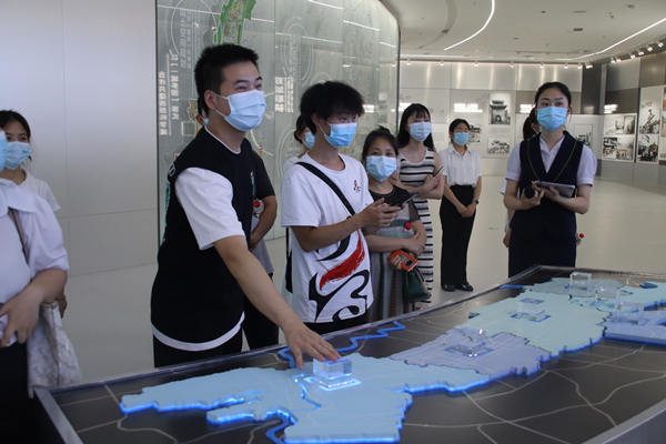 高校畢業生走進高新區企業。重慶高新區政務服務和社會事務中心供圖