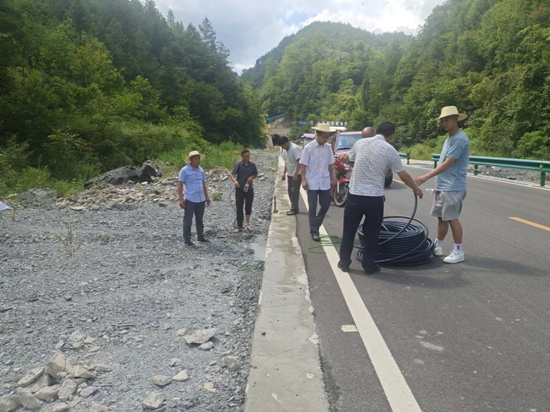 巫溪紅池壩鎮鋪設應急管道。重慶市水利局供圖