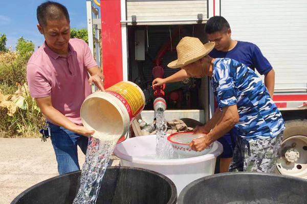 為村民提供用水。忠縣縣委宣傳部供圖