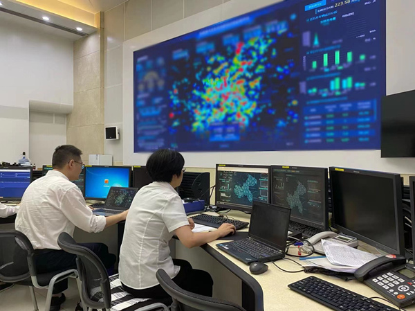 國網重慶電力負荷管理中心值班員監控全市的負控數據。賀婷婷攝