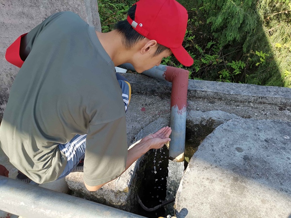 開州區水利局工作人員開展灌區渠道巡查。重慶市水利局供圖
