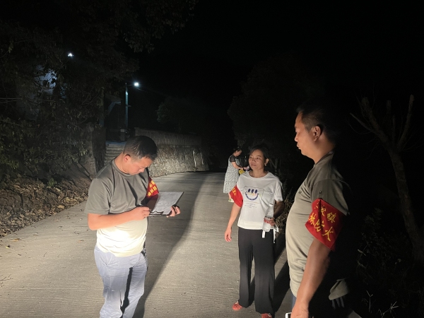 趙光忠妻子方志秀跟著巡邏。姜家鎮政府供圖