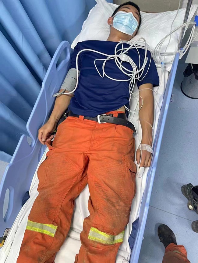 火場暈厥的凌杰被緊急送往醫院。丁光榮攝