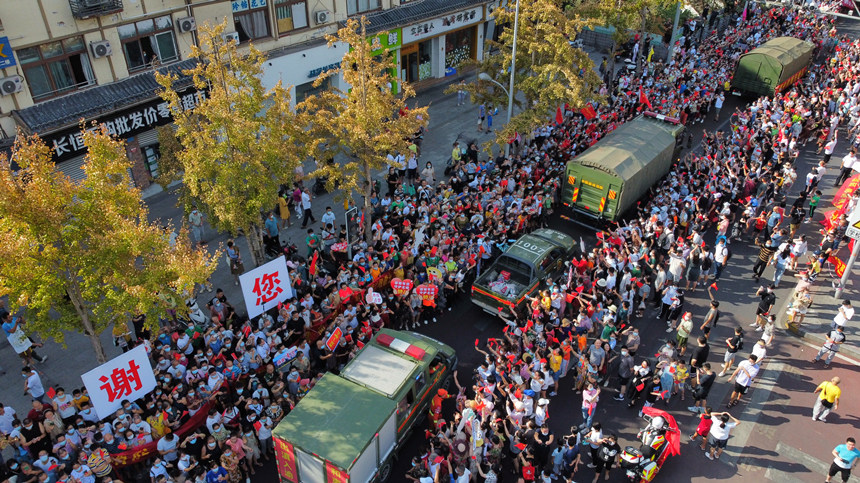 8月28日，重慶市民歡送云南森林消防員。楊堅攝