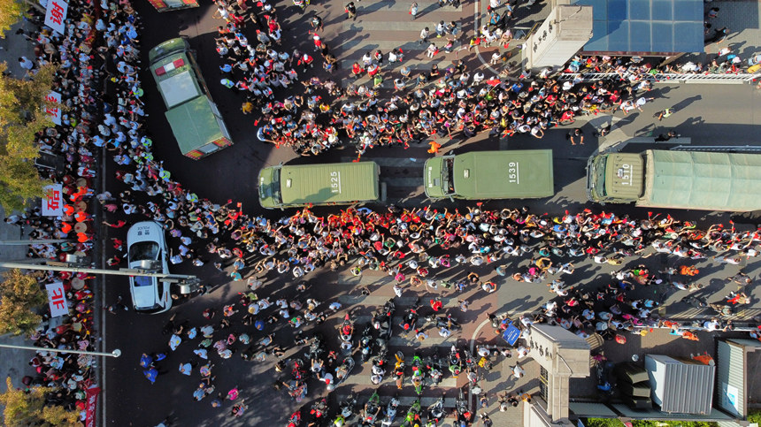 8月28日，重慶市民歡送云南森林消防員。楊堅攝