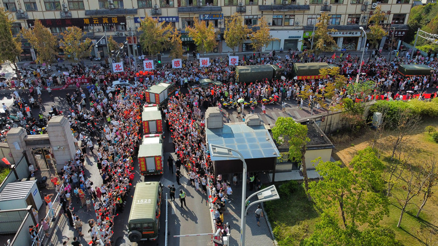 8月28日，重慶市民歡送云南森林消防員。楊堅攝