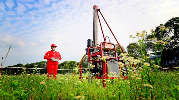試驗中的遠程操作山地鉆機。西南物探分公司鉆井工程中心供圖